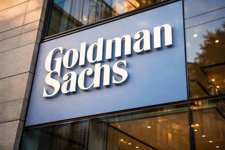 Goldman Sachs mantiene el precio objetivo del oro en 5.400 dólares después del peor mes del oro desde 2008